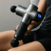 ChatGPT Image 28 mars 2025, 10_11_21 🏷️ Pistolet de massage musculaire ALDOM – Testé par Zen et Massages